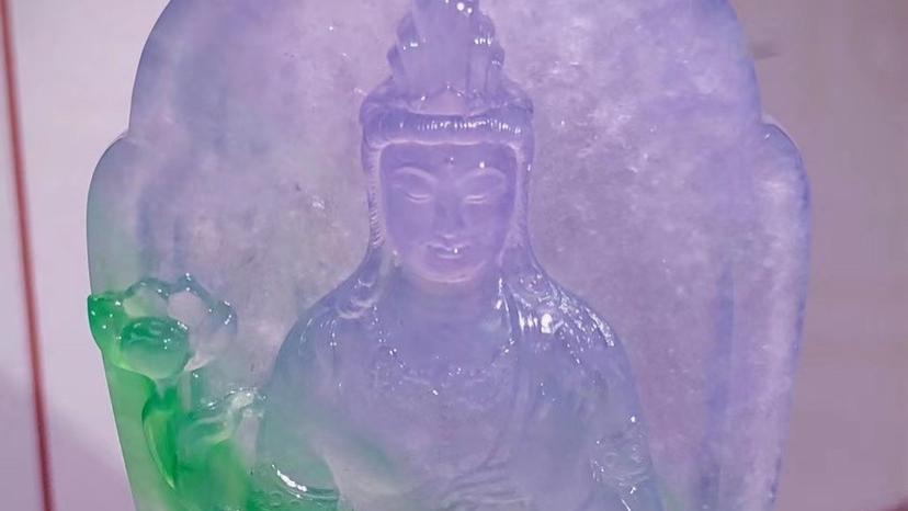 木那种春带彩翡翠的特色是什么？市场上有较高的价值吗？