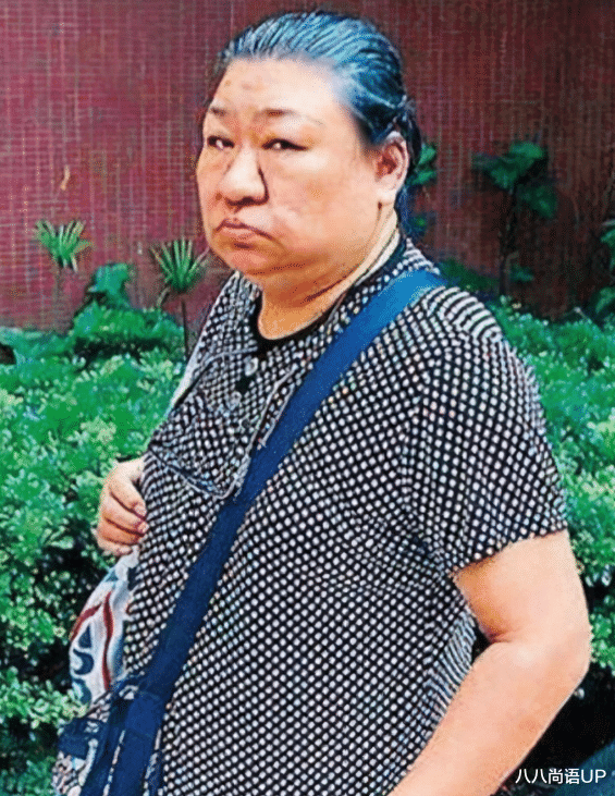 朱丽倩大姑姐送殡!穿西服满头白发身材丰腴,和明星弟弟关系破冰