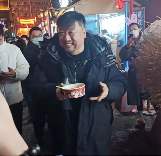贾冰|“黑帮大佬”贾冰被偶遇！吃路边摊获夸接地气，笑容灿烂反差大