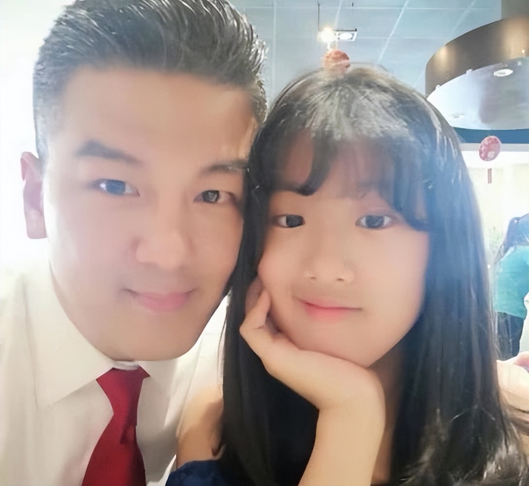 贾静雯|贾静雯美国陪女儿意外受伤！手指化脓红得发紫，被误诊忙返台求助