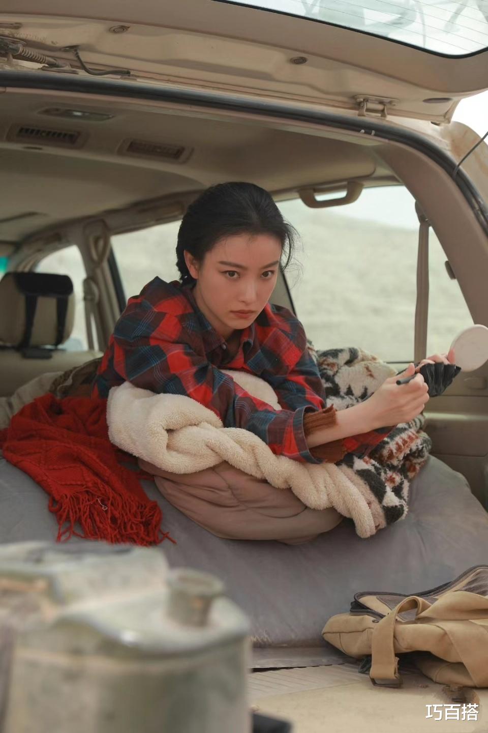 倪妮彻底带火了西式废土风!新剧造型帅翻天,原剧粉看了都说牛