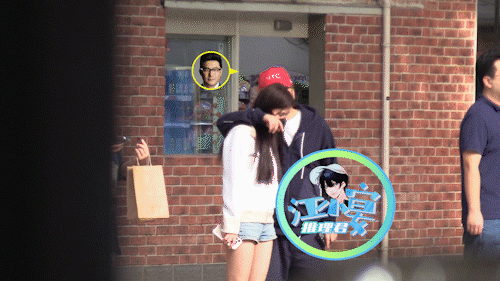 李湘“一家三口”游香港,同住五星级酒店,王岳伦背影年轻似小伙