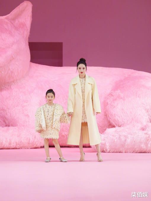 董璇|董璇晒照透露女儿酒窝习惯性啃铅笔,焦急求助网友:快救救孩子吧