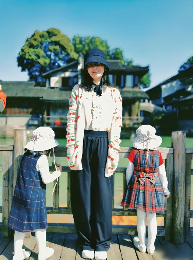 谢娜|谢娜晒照为女儿庆生，双胞胎一个像爸一个像妈，经常把妈妈感动哭