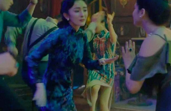 杨幂新剧造型油腻，被吐槽：科技脸面目可憎！演技像便秘令人无语