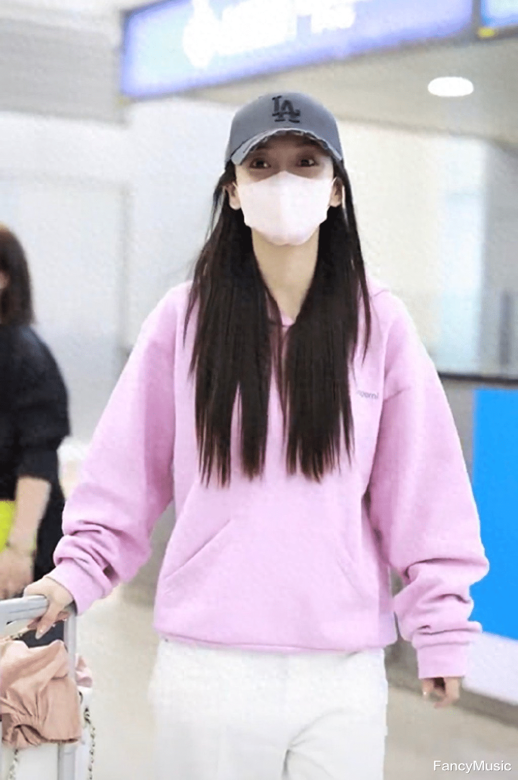 杨颖疑似观看疯马秀惹争议,穿粉色卫衣现身机场,心情没有受影响