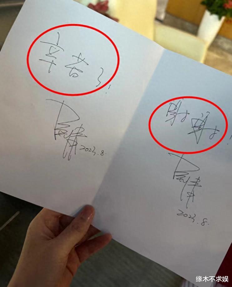 30岁吴倩高铁站被偶遇,素颜憔悴、发际线上移,手戴3串佛珠!