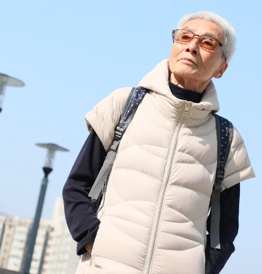 85岁梁爱复出拍戏面容枯瘦,老年丧子孤苦伶仃,一生悲惨但没放弃