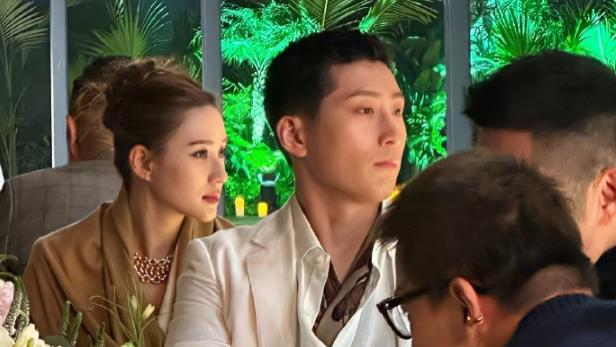 何超莲|90后何超莲裹着丝巾看秀，侧颜精致可人！准男友穿情侣装帅气有型