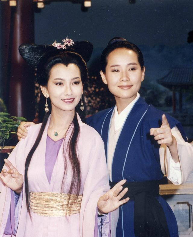 51岁吴越对比52岁闫妮，自然老去和医美老去的差距一目了然