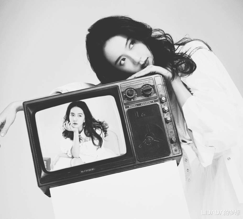 她出身普通却不甘于平庸，出道十年脚踏实地演戏，2023年终于火了