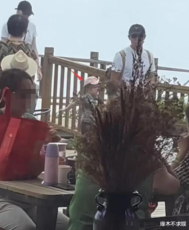 撒贝宁一家4口爬山，4岁混血龙凤胎正面照曝光，高颜值爱运动，李白又白又美！