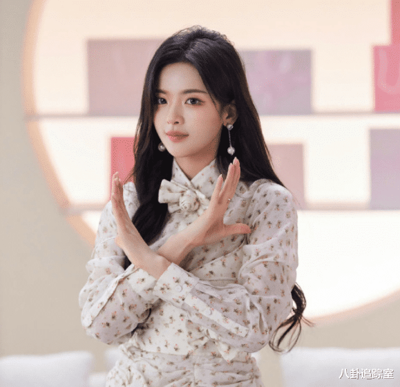 虞书欣|虞书欣晒合照力证姐妹情，惹自家粉丝评论区开战，被指出力不讨好