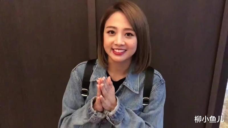 她16岁出道,曾因“忘寄钱”惨遭母亲打,如今得何炅照顾有加