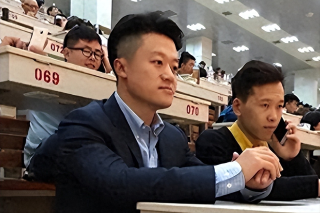 非洲土皇帝王垚:丰臀辣妹当助理,生活奢靡为何多次被官媒表扬?