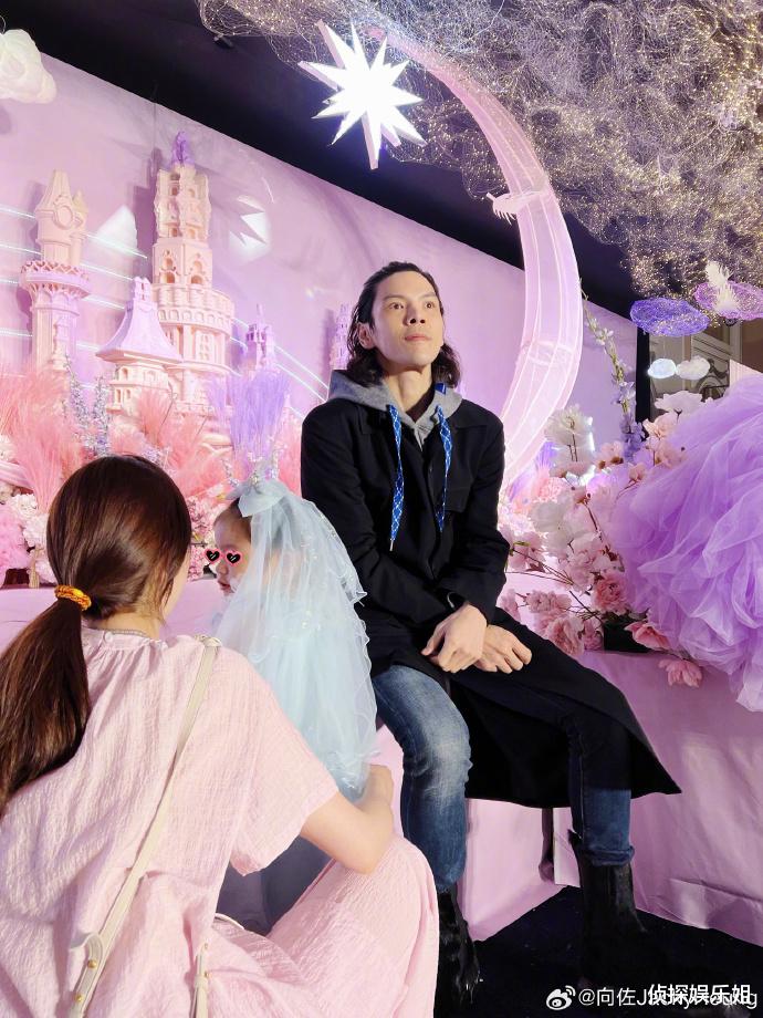 向佐郭碧婷带女儿参加婚礼，3岁Cora穿公主裙好美，高颜值像妈妈