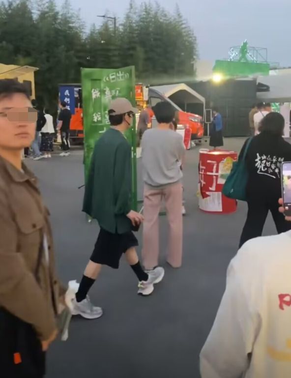 49岁何炅现身乌镇戏剧节,路人视角暴露身高,另类穿搭惹争议