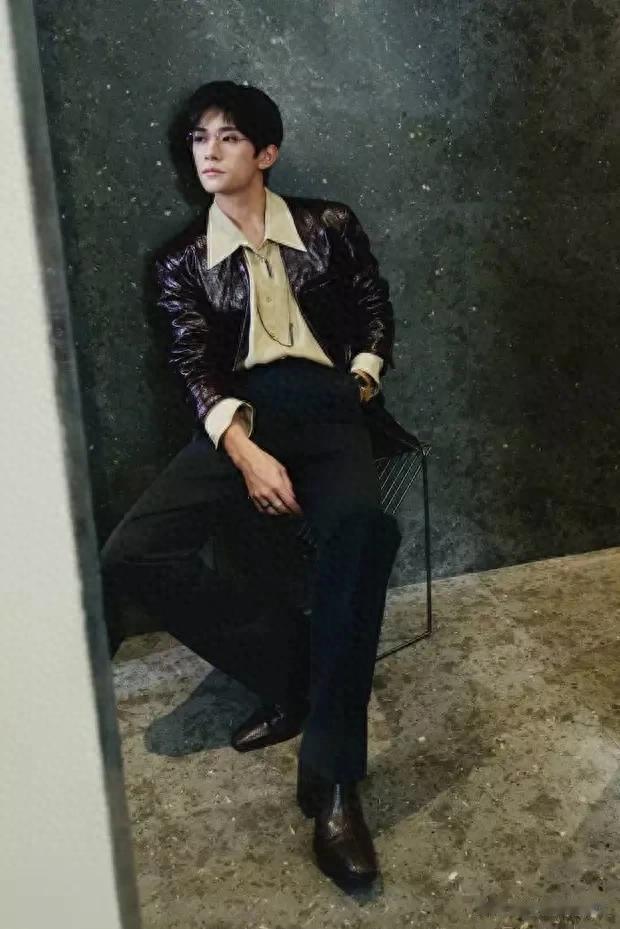 易烊千玺中分发型侧颜完美 穿棕红色夹克帅气有型!