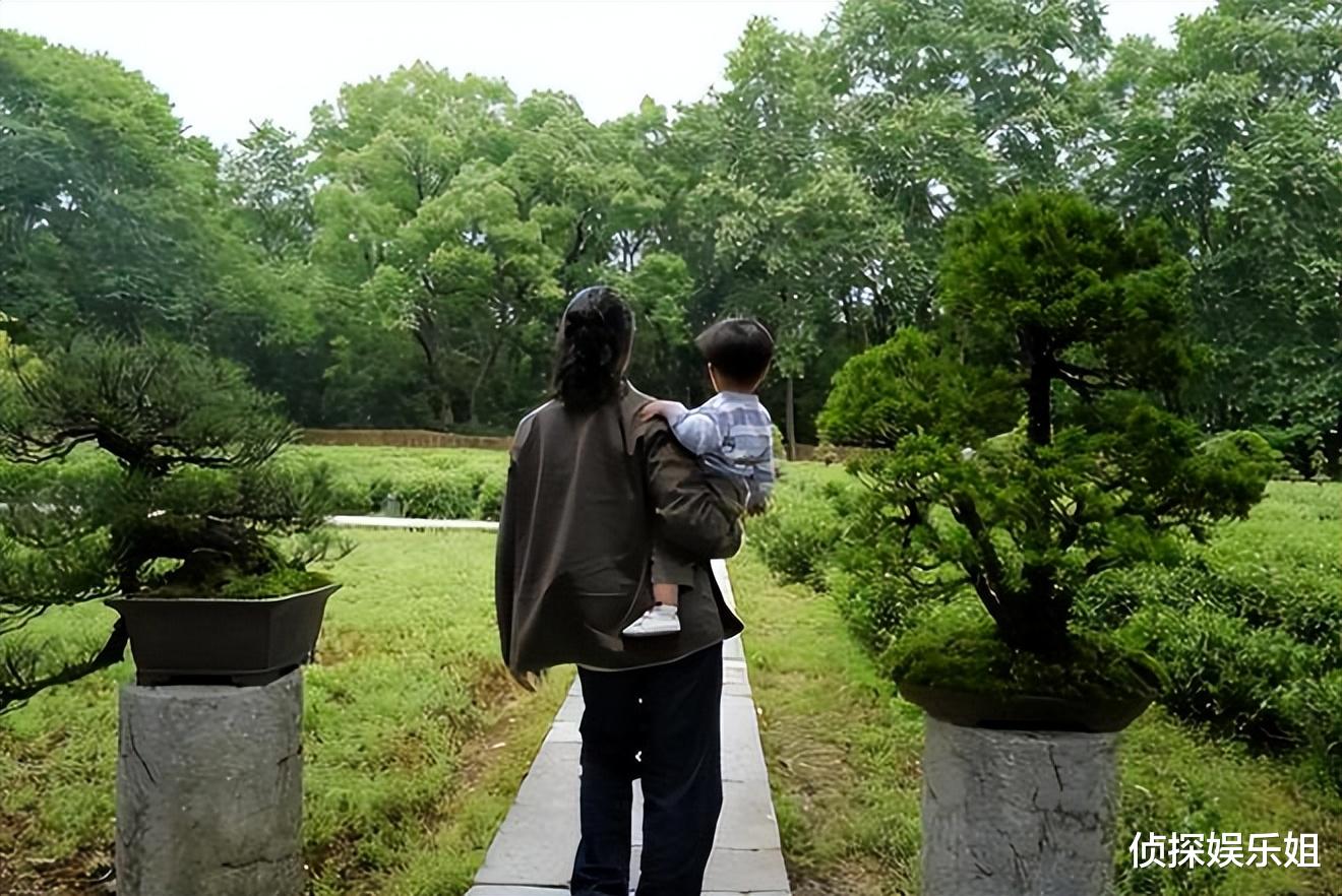 朱丹|朱丹周一围带娃出游，夫妻打扮粗糙毫无明星范，一人扛一娃超有爱