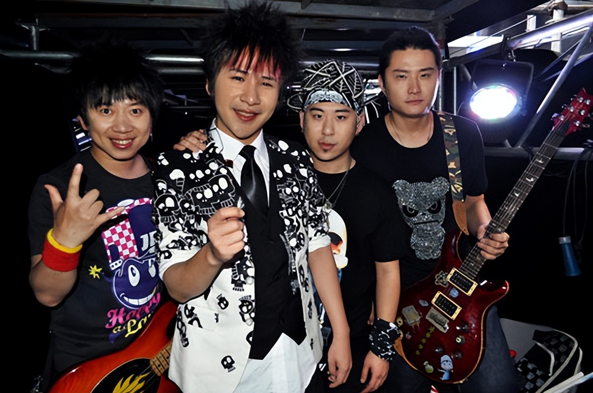 大张伟在"花儿乐队"担任驻唱,甚至包揽整张专辑的词曲创作,为付翀赚得