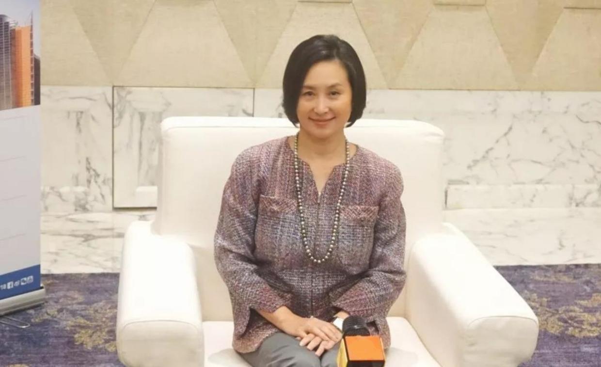 何超琼|当年何鸿燊葬礼上,何超琼特意放一张照片,意在露出半边脸的男人