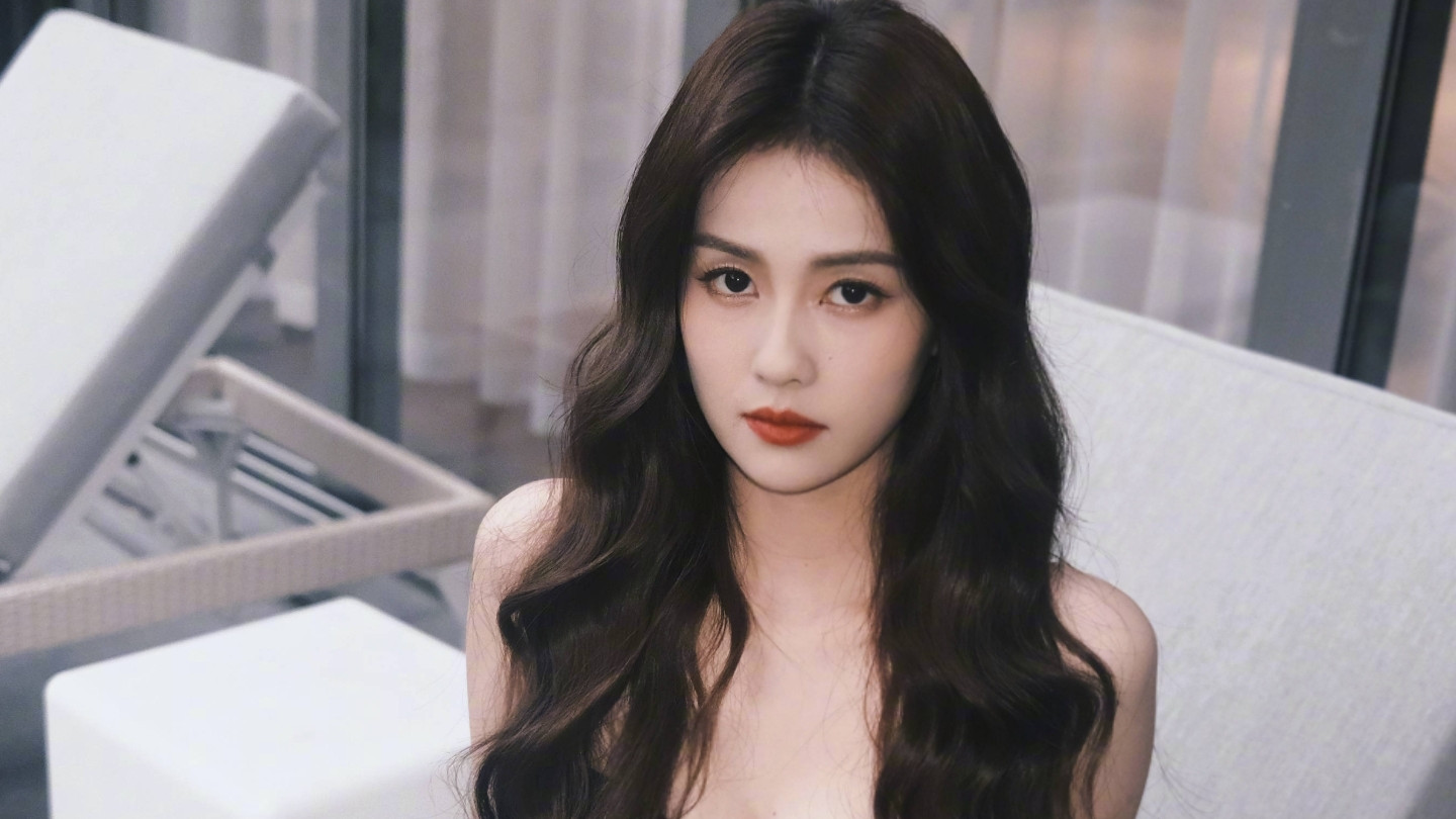 明星|比渣男瓜更刺激！明星情侣车内亲热被拍，事后违规开车遭狗仔直播