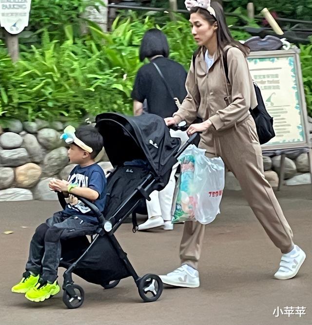 林峰|林峰前女友三胎产后6个月,一个人带3个孩子游玩,素颜皮肤黄显老