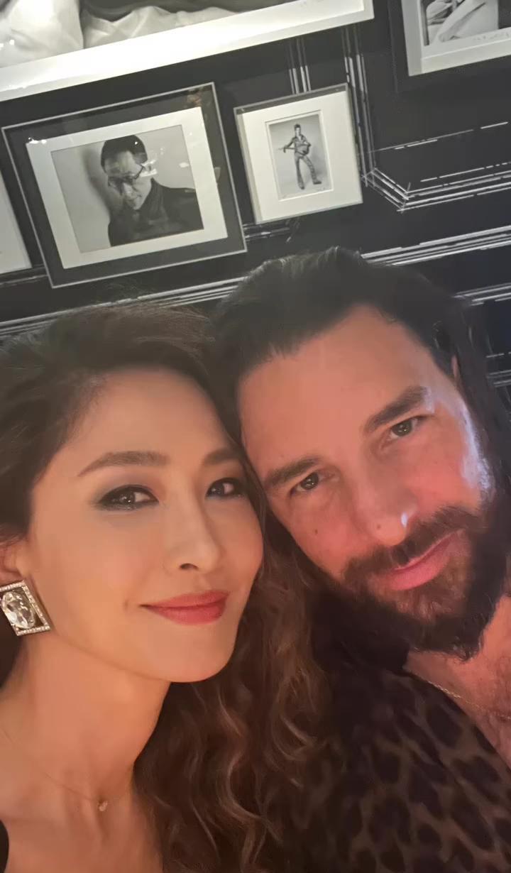 49岁名模周汶锜给混血儿子庆生!美成建模脸,俩娃又帅又软萌!