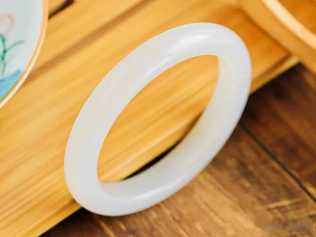 |玉器店里能见到的和田玉手镯，您都能分得清吗？