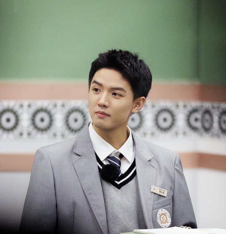 “汉奸”周峻纬!公然夸赞侵华日军被禁言!赵丽颖或会被波及!