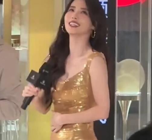 张嘉倪|张嘉倪出席活动,屁股“太翘”引热议,网友:好明显的假屁股