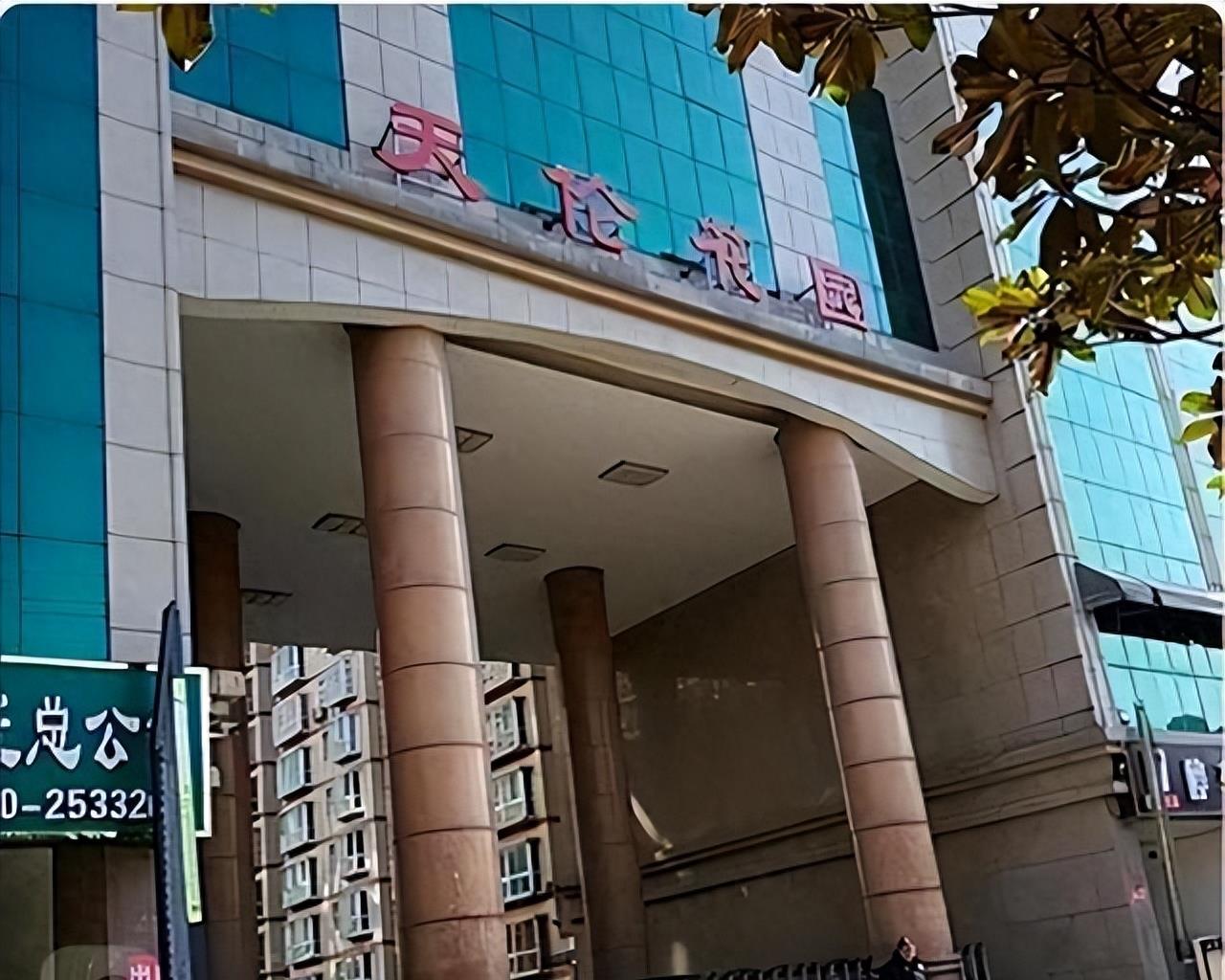 把三个女儿弄去坐牢后,蓝翔校长再送原配入狱,这次被“反杀”了!