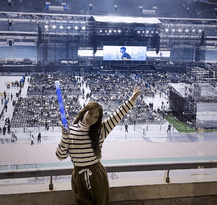 杨丞琳|李荣浩夫妇被偶遇,杨丞琳在高铁站台与老公吻别,甜蜜堪比偶像剧