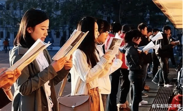 粉色|马云:我从来不看简历!文凭并不能代表你的能力!