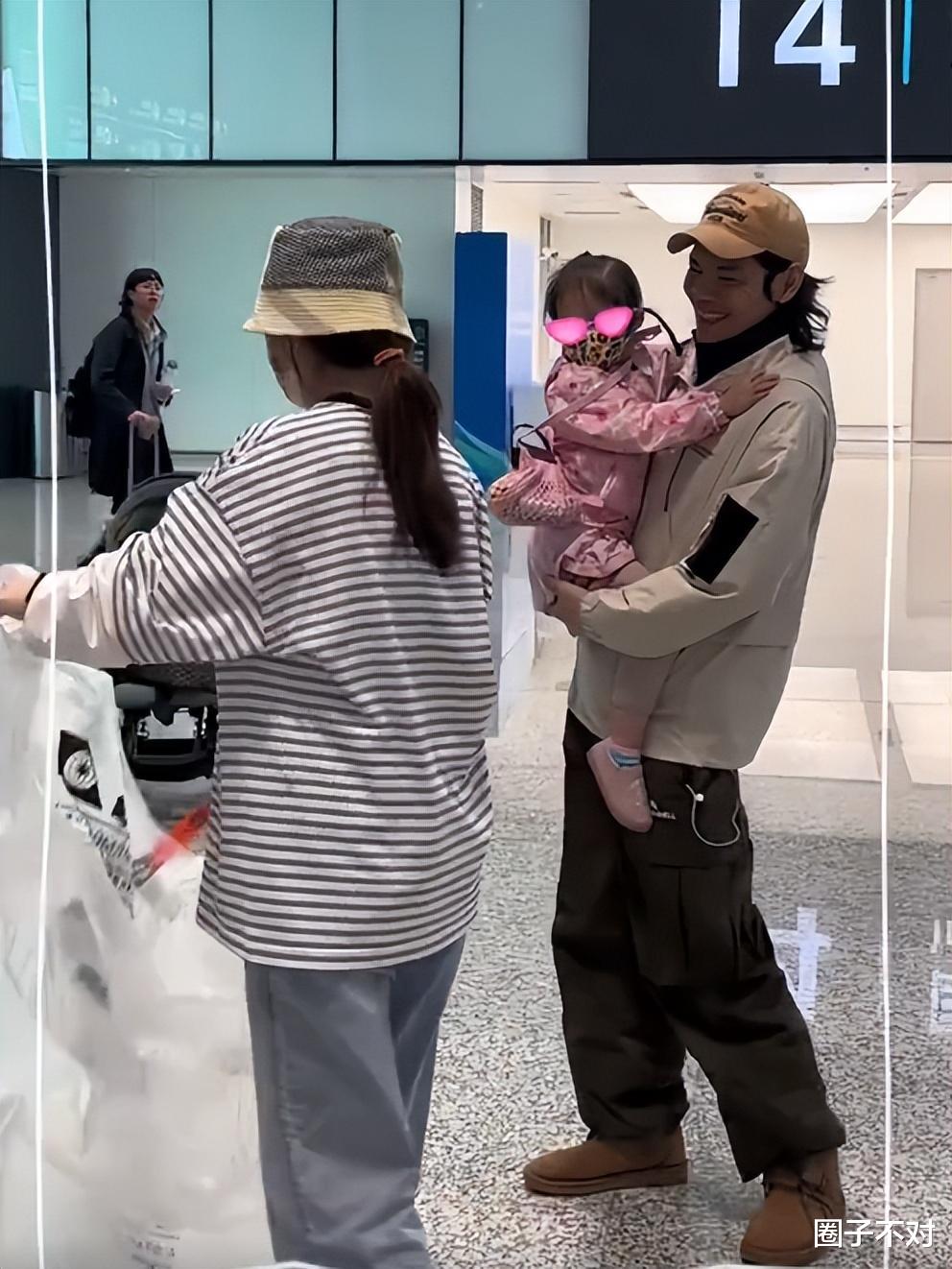 向佐独自带两娃秀爸爸力，豪宅内景罕曝光，客厅又小又乱超接地气