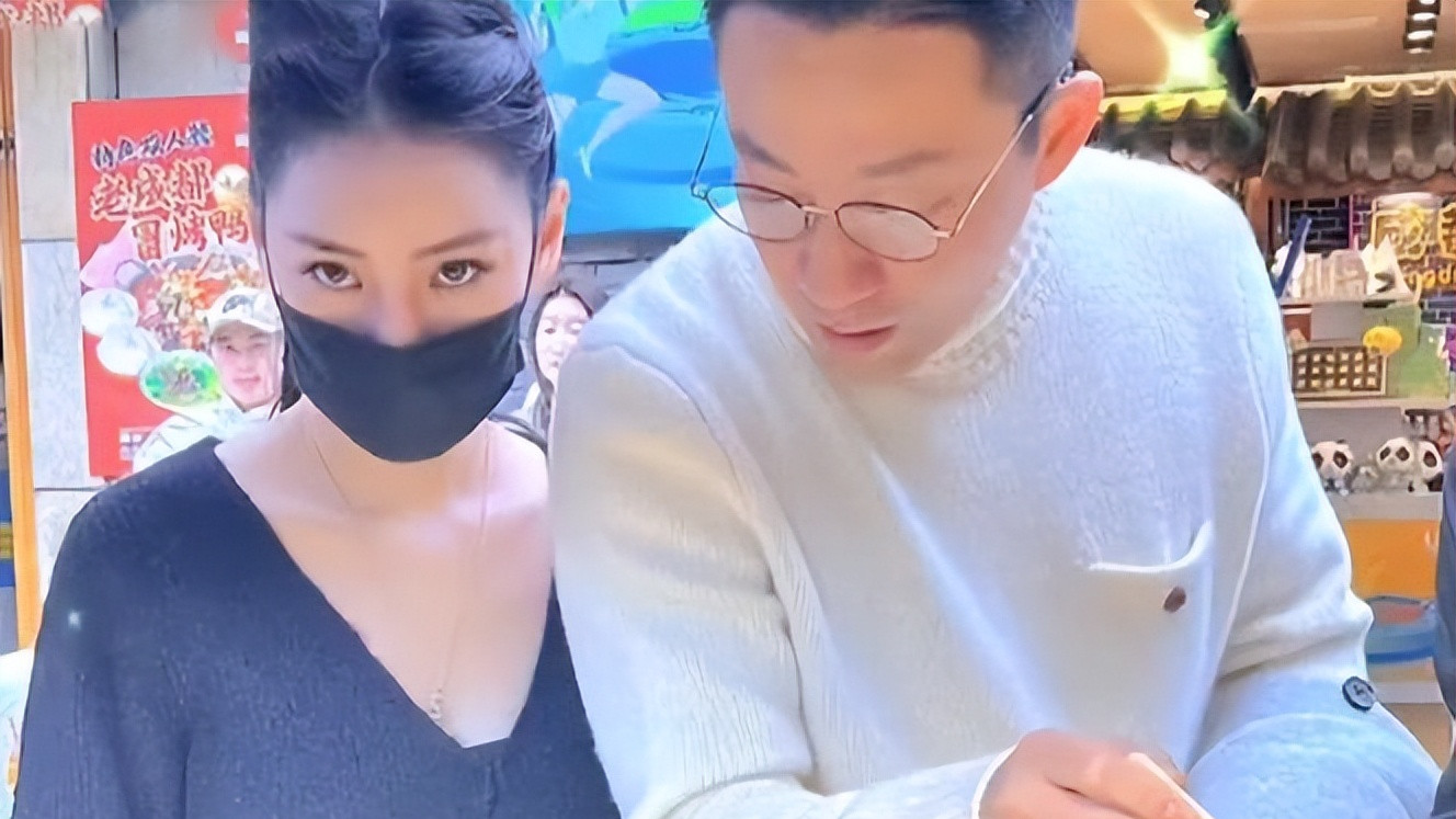 太甜了！汪小菲携新女友四川旅游，帮女友拎包拿衣服如小跟班！