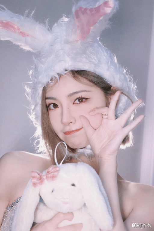 杨紫|明星迎财神：杨紫晒近照，baby和财神捧金元宝，陈伟霆晒红包