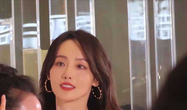 张嘉倪|张嘉倪出席活动,屁股“太翘”引热议,网友:好明显的假屁股