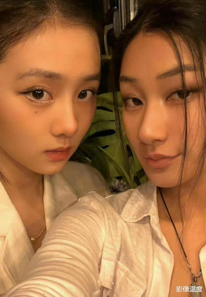 黄磊|黄磊17岁女儿怎么了？穿衣暴露再引争议！网友：打扮清纯真很难吗