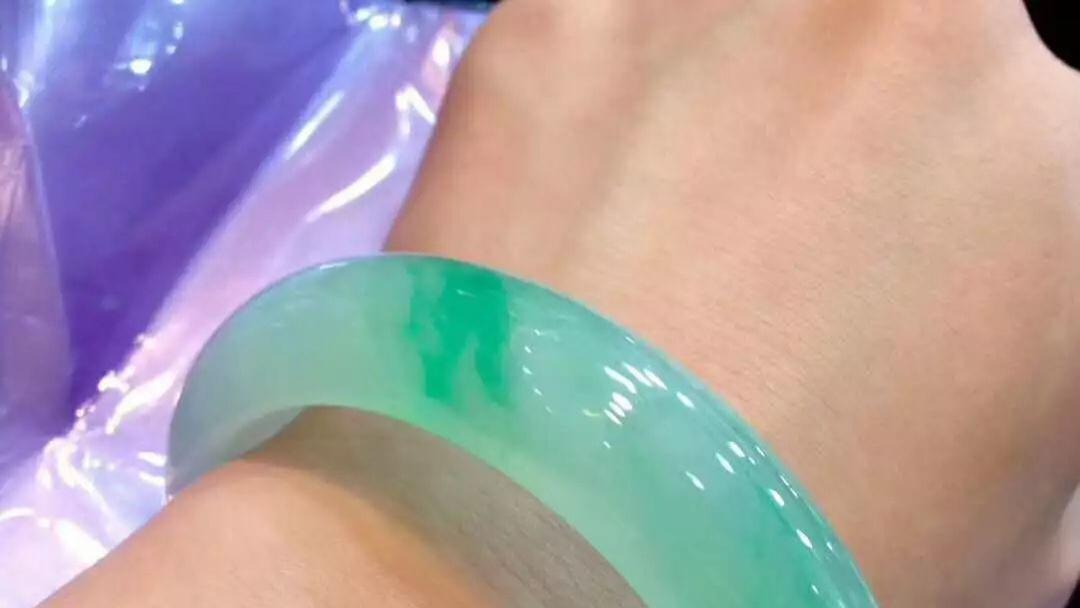 翡翠越戴越绿，老人说那是把翡翠“戴活”了，啥回事呢？