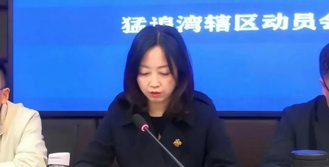 会是谁在凌晨两三点时，动了女副区长的手机？