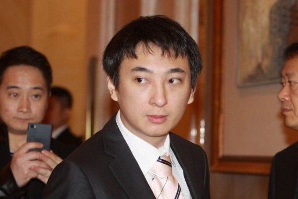 阿Sa|王思聪35岁骨瘦如柴,2个小美女陪同购物,旁边保镖无数