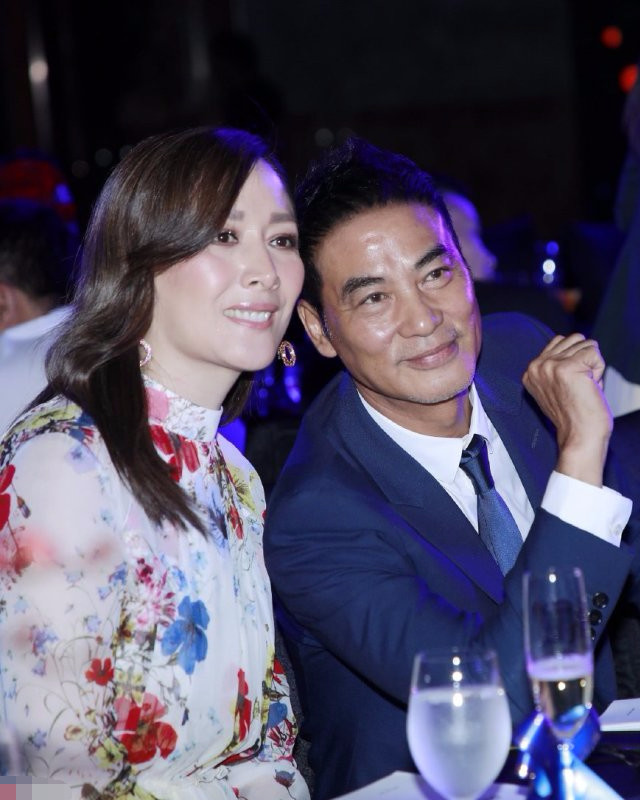 69岁任达华现身英国过年!陪小12岁娇妻晒照秀幸福,夫妻温馨同框