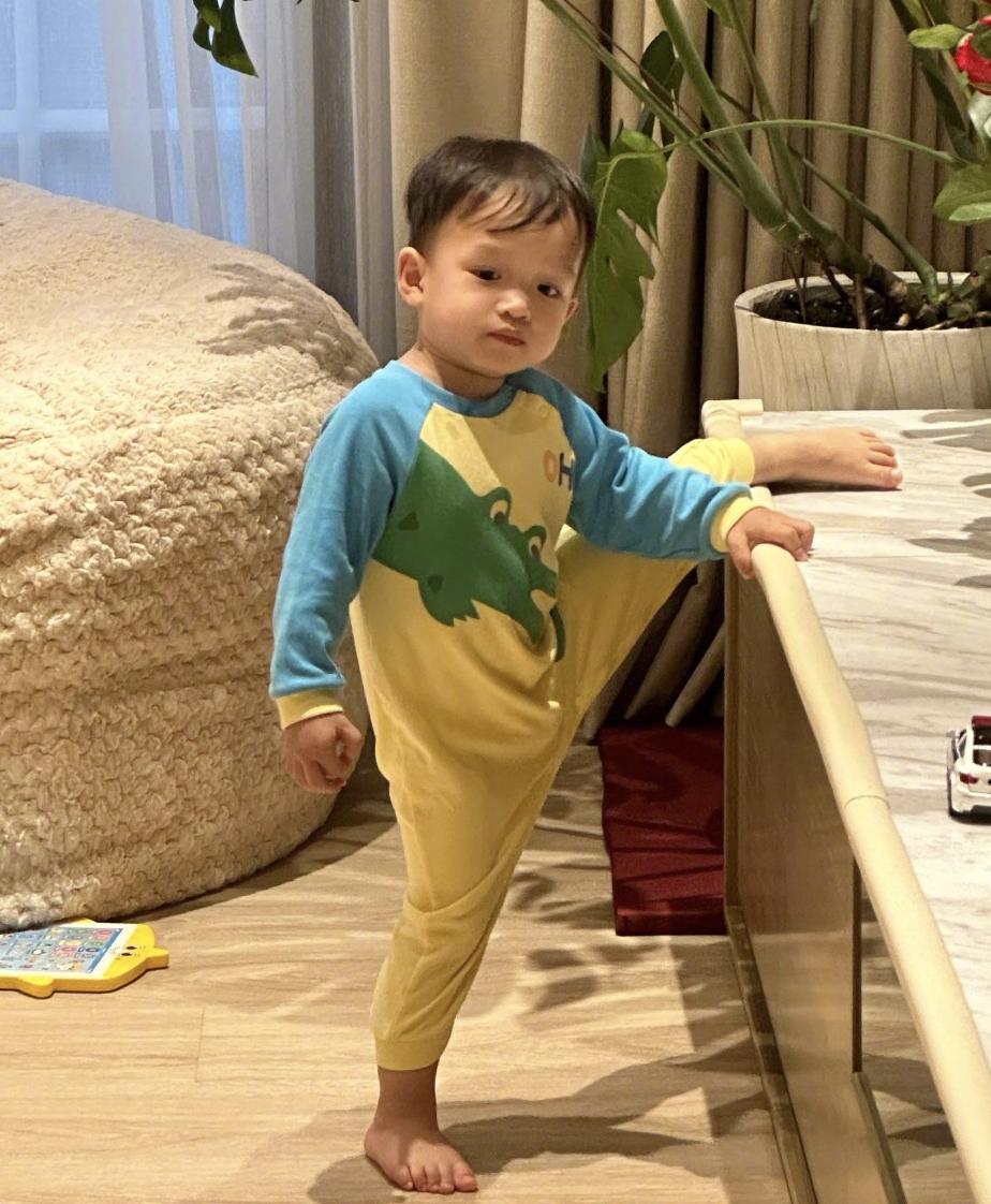 张艺凡|胡杏儿母亲节晒母子同框，个个帅气可爱，2岁幼子给妈妈表演劈叉