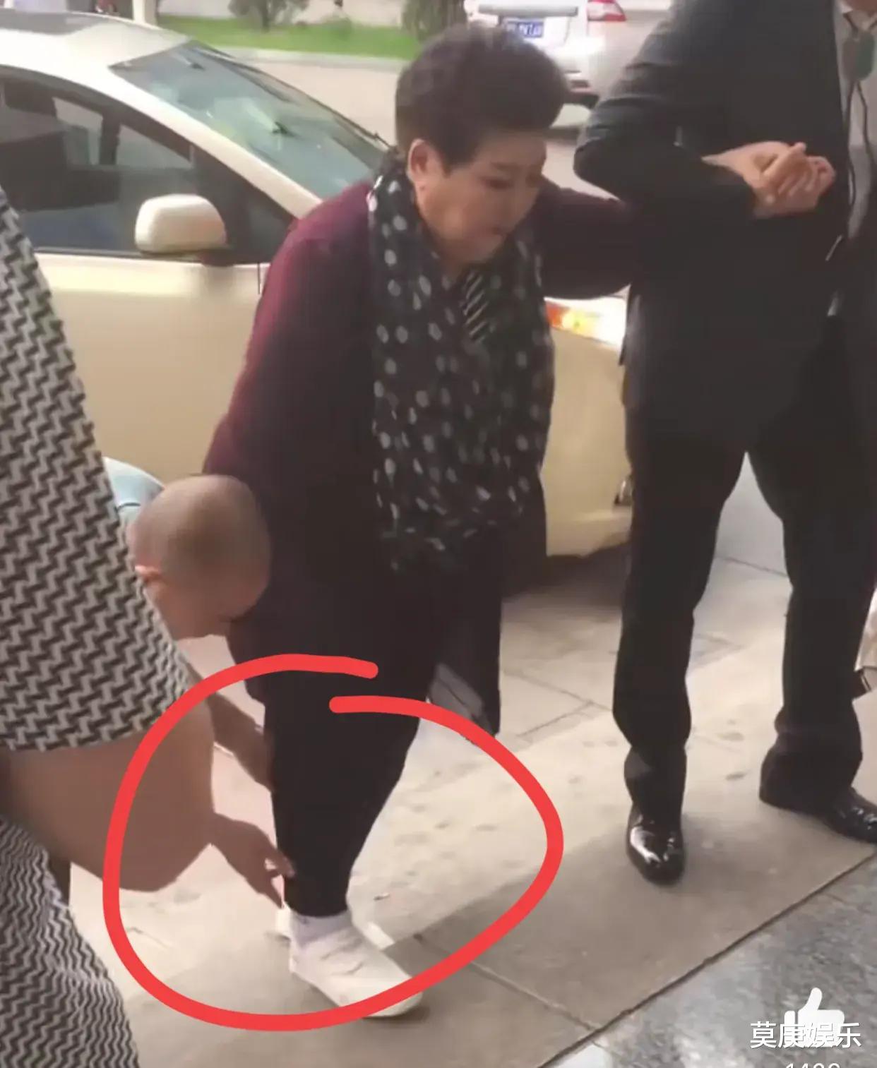 歌唱家德德玛最后露面曝光，因生病模样大变，走路困难需三人搀扶