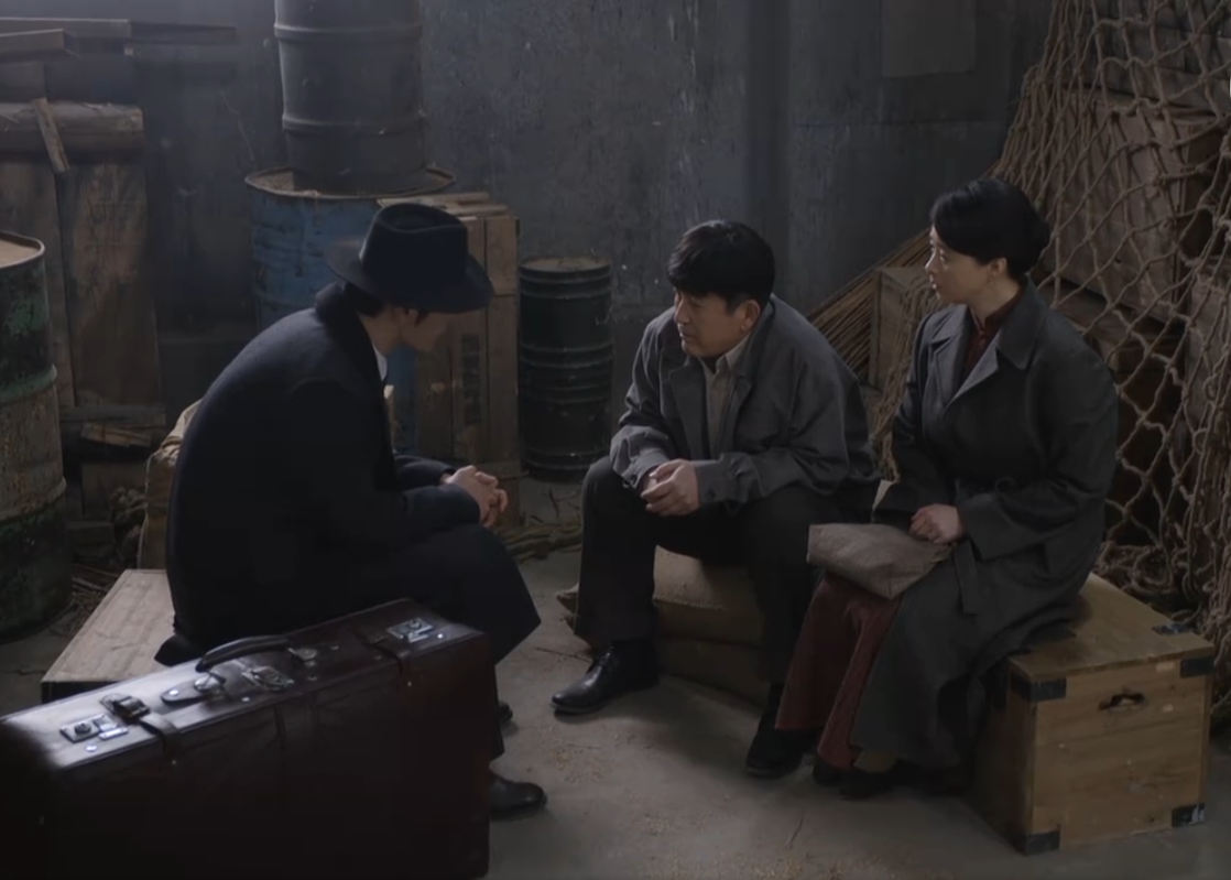 《潜行者》好戏,两个军统女特工,一个献身汉奸一个爱地下党