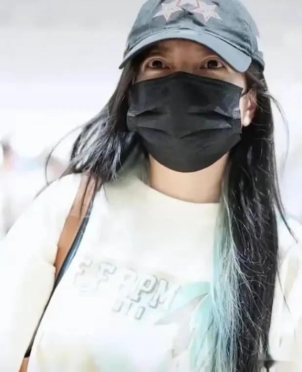 曝小燕子赵薇与黄有龙离婚：女儿归男方，失去利用价值的她终被抛弃！