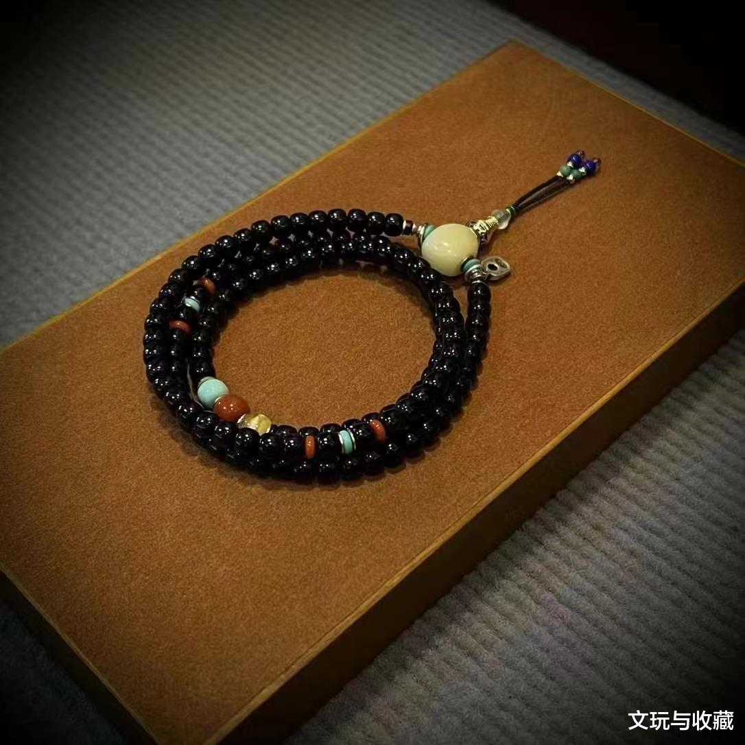 百搭之王“椰蒂”做成手串,便宜东西戴出万元墨玉的感觉