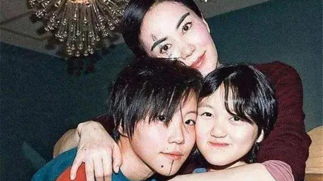 天后王菲离异两次，不敢再婚，最放心不下57岁仍单身的亲哥哥