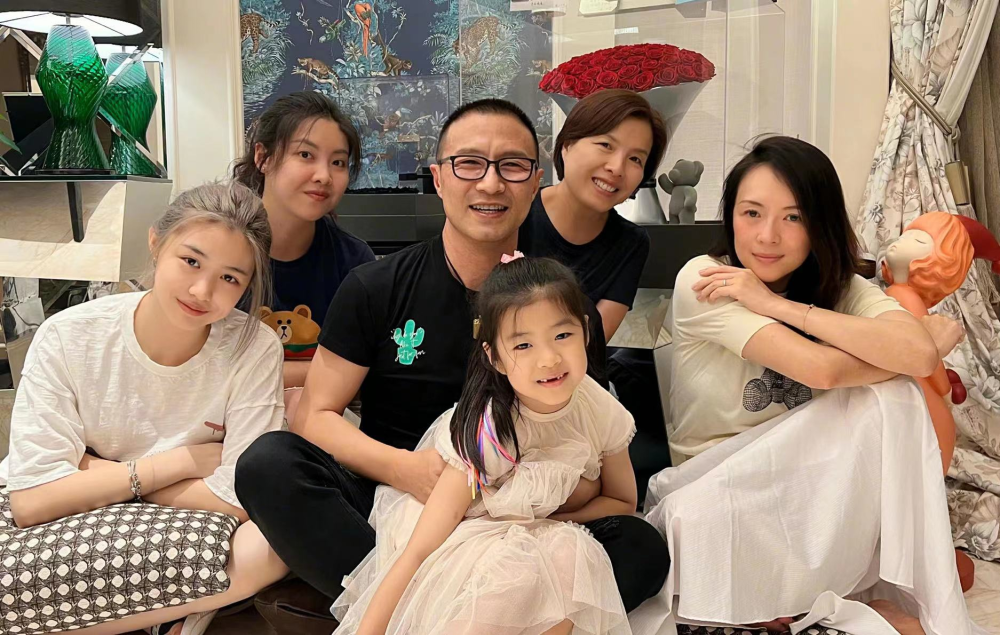 章子怡|章子怡一家在海南吃火锅，汪峰头顶秃一块，一子俩女儿疑露面